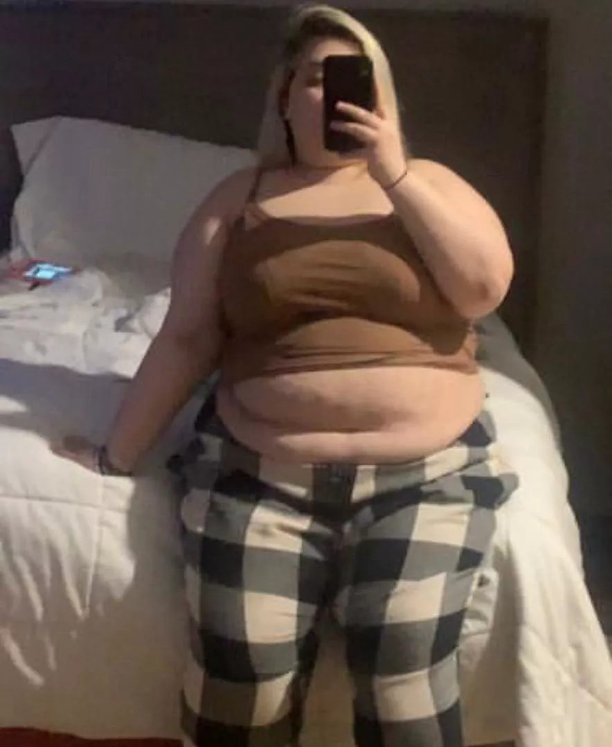 My belly is empty rn can someone feed me food😋🙂?