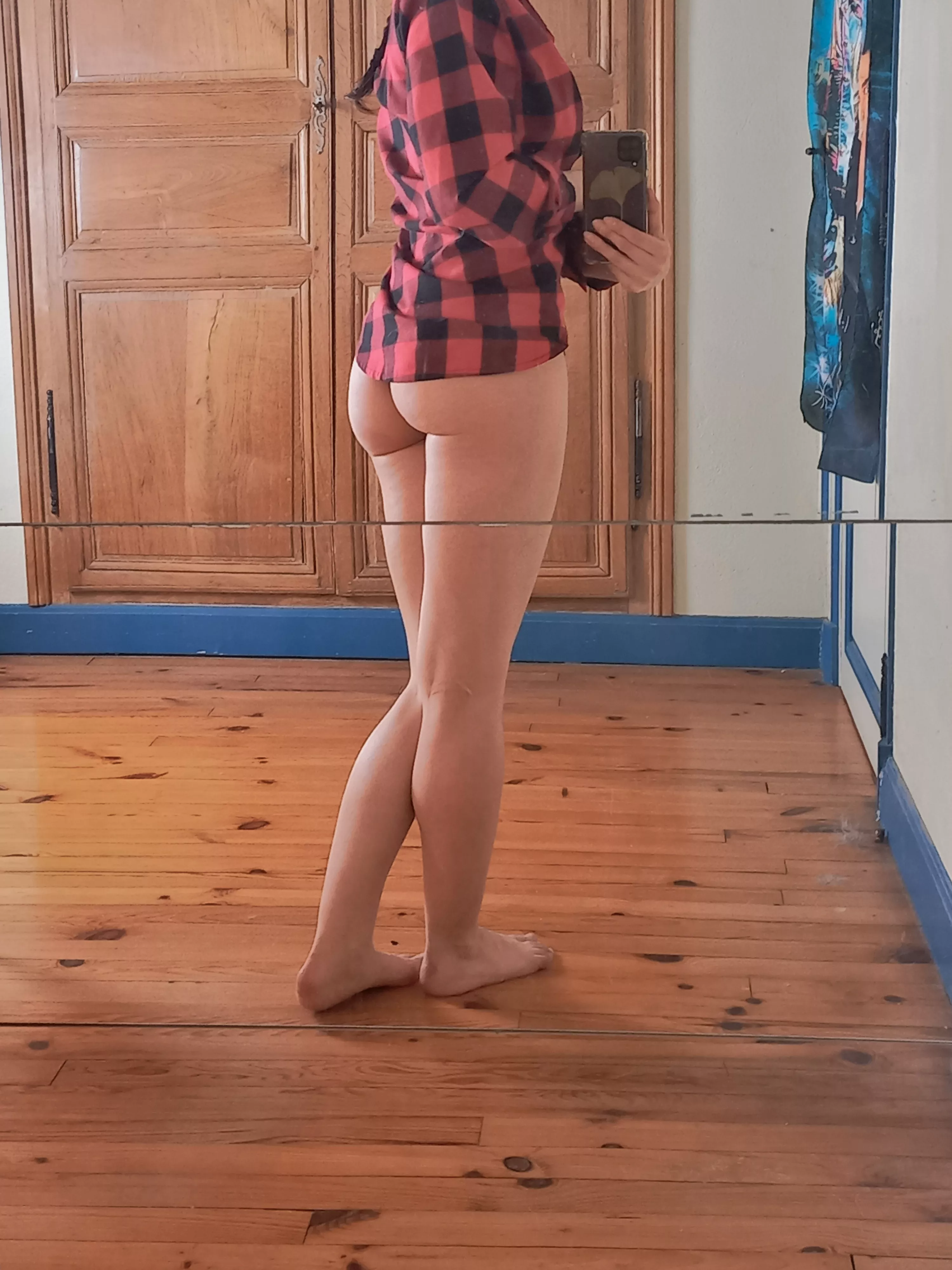 Underbun mirror selfie