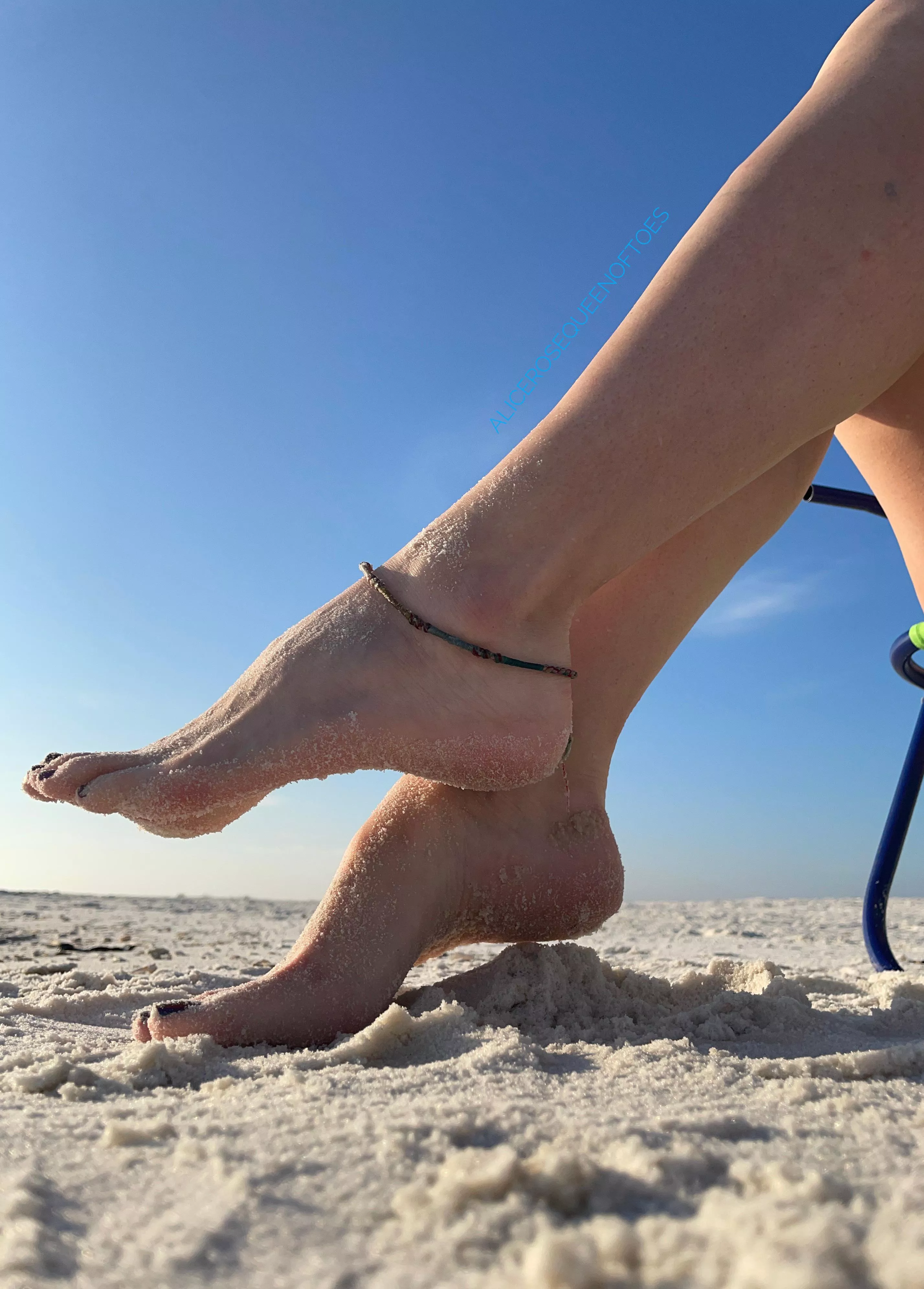 What’s your favorite part about feet? Toes, soft soles, nice arches… just so many options🤔😉 (OC)