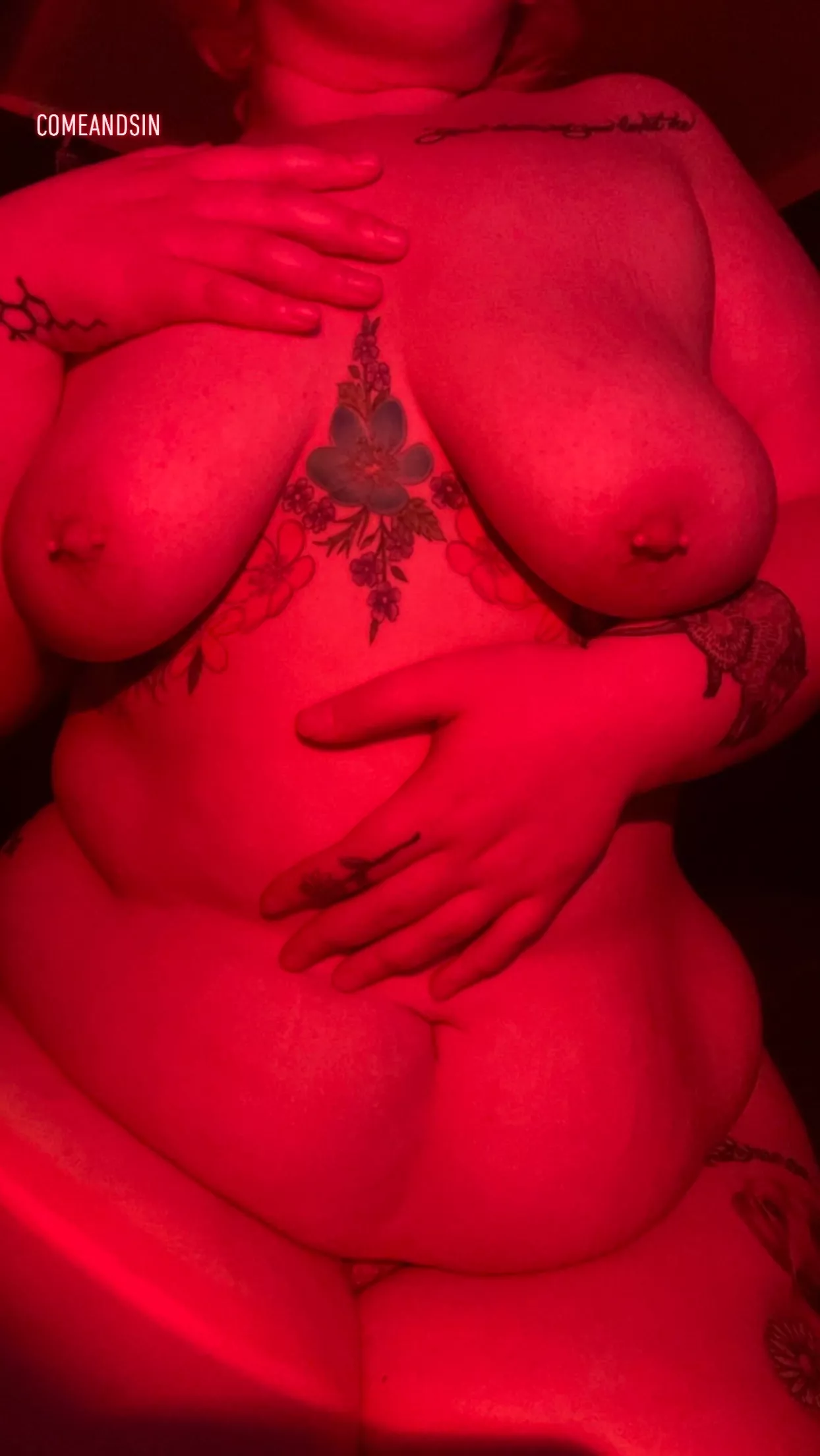 Who wants to feel how soft my body is? 💋