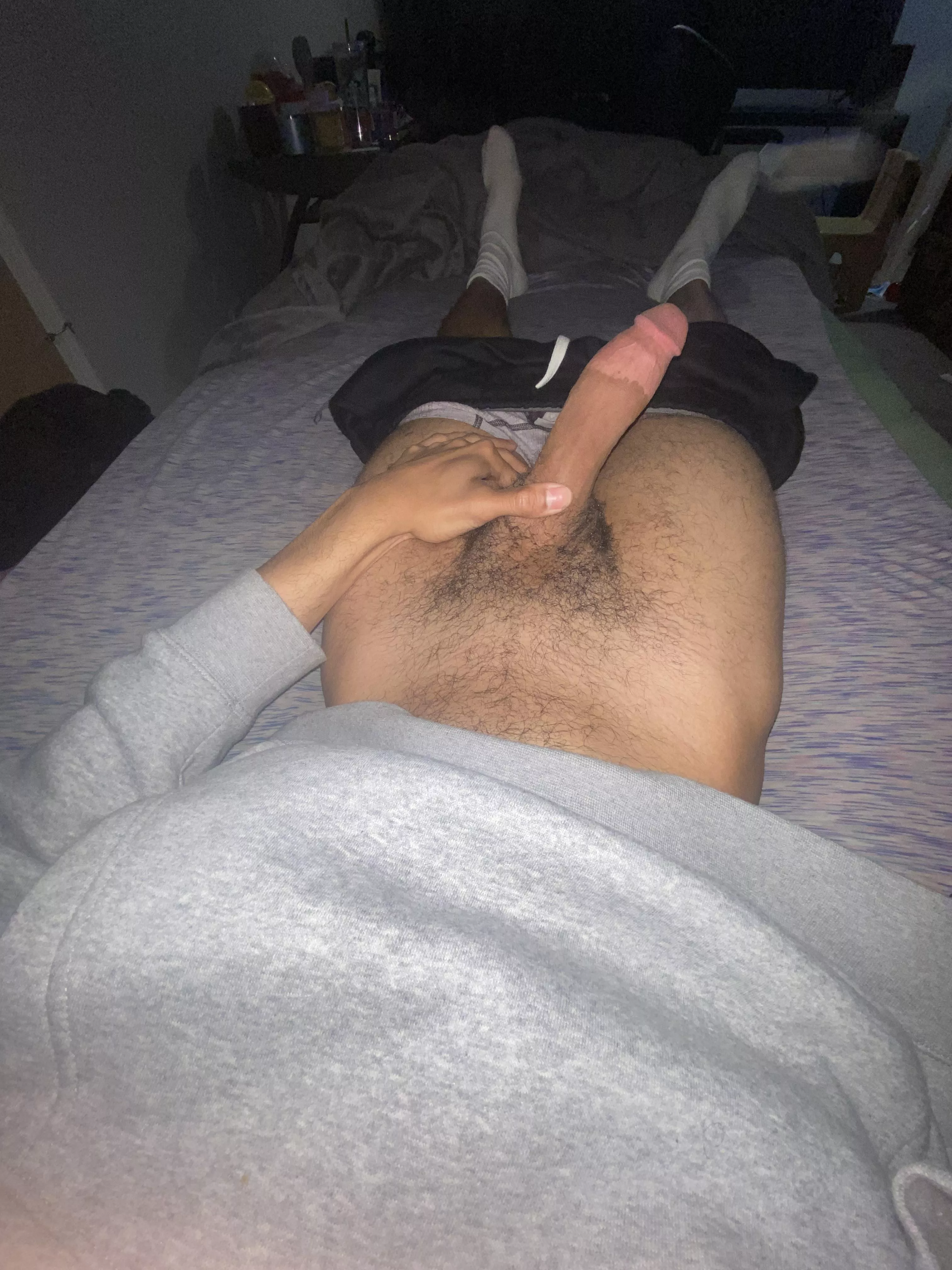 19 looking to trade with hung guys @melloyello414