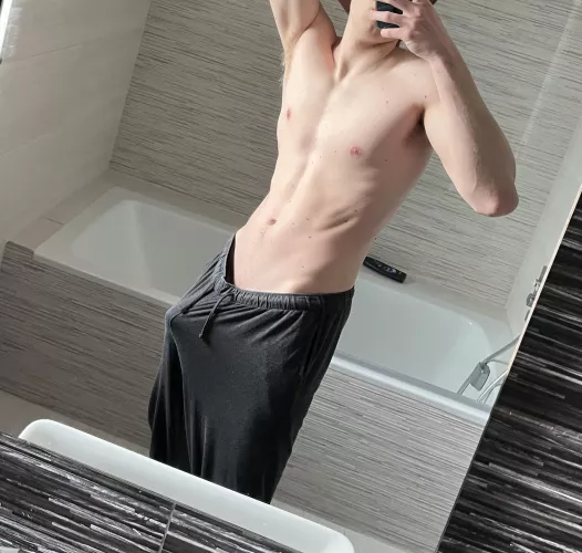 19 m hung fit boy looking for boys with huge dicks