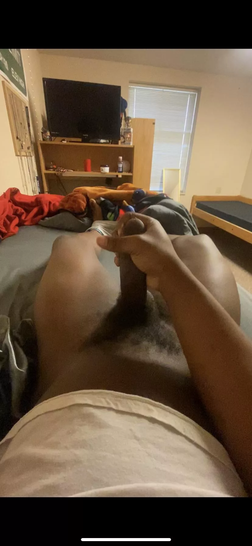 20. DL dude. Yoo someone help me buss a nut on vc lmaoo. I just got outta classes. Big dicks only fr or light skins. Snap is globalll.jay12