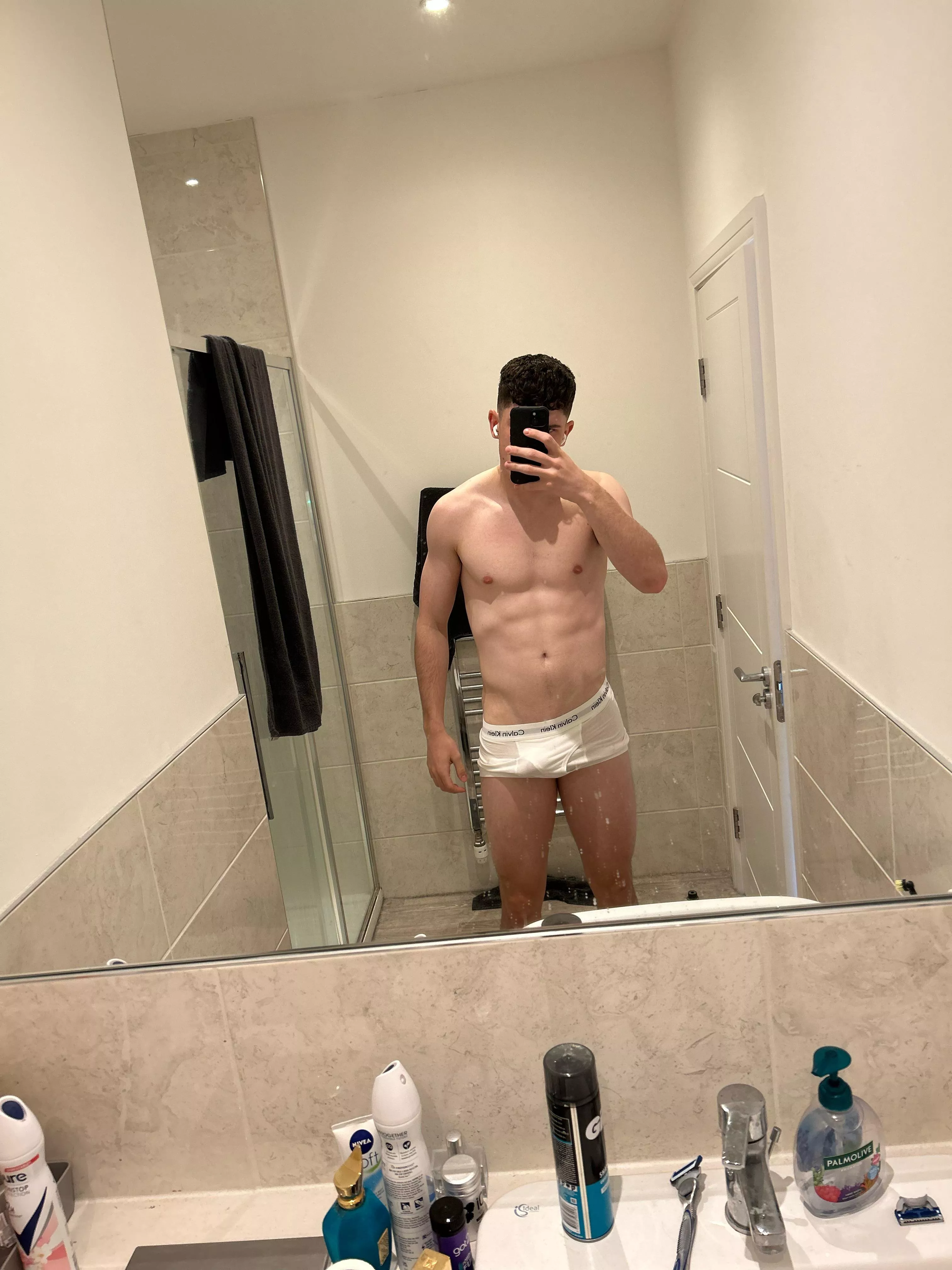 21. Top. Uk. Looking for a bottom with a nice ass to make me cum. Z_123689