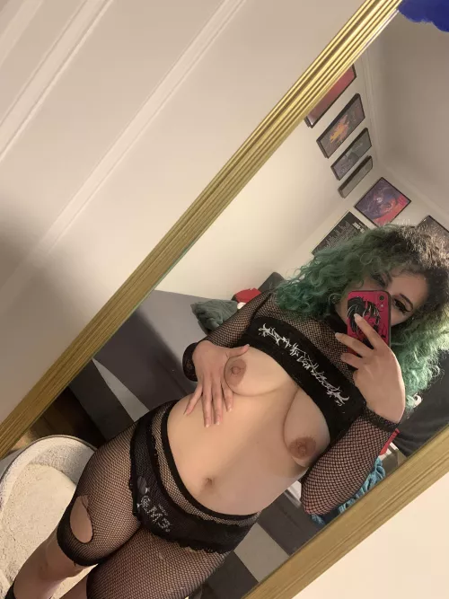 Anyone into an emo mami?!