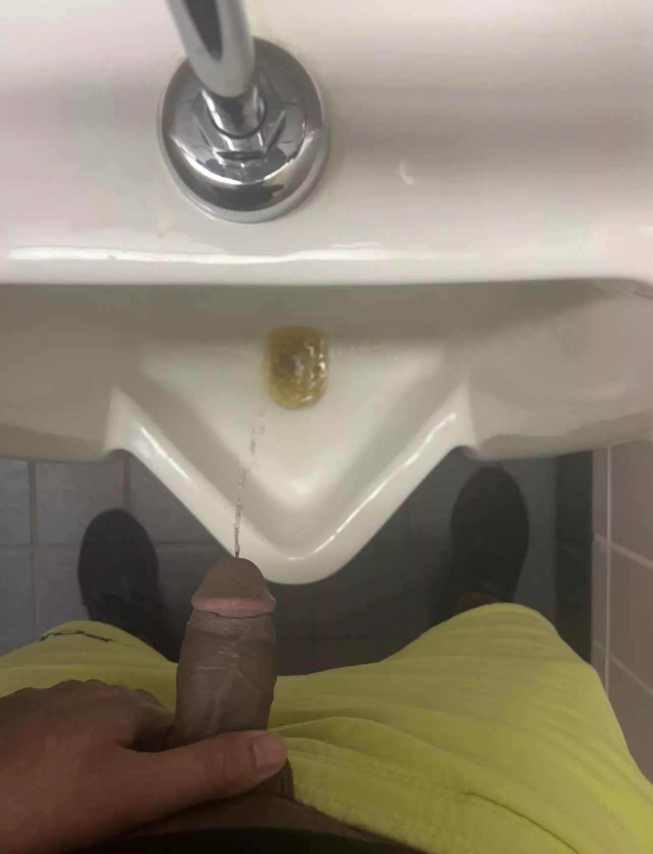 Been a minute since i posted, anyone wanna shake the piss off my dick?