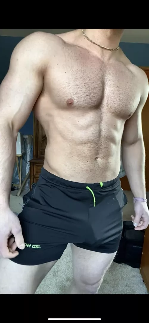 Getting ready for the gym hoping I run into a big 🍒 milf [M] 25
