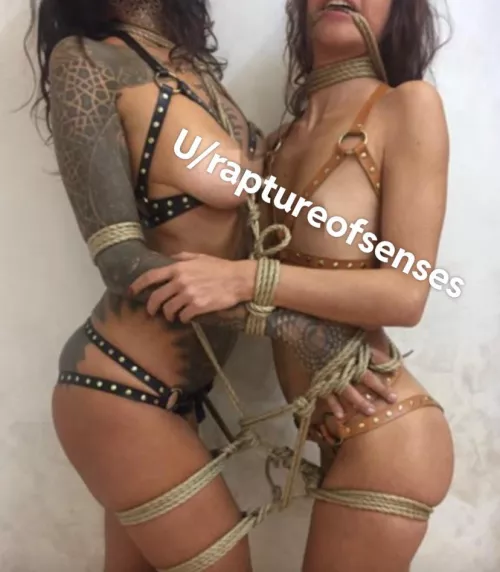 Here I am, again, mixing my leather items with ropes 😍