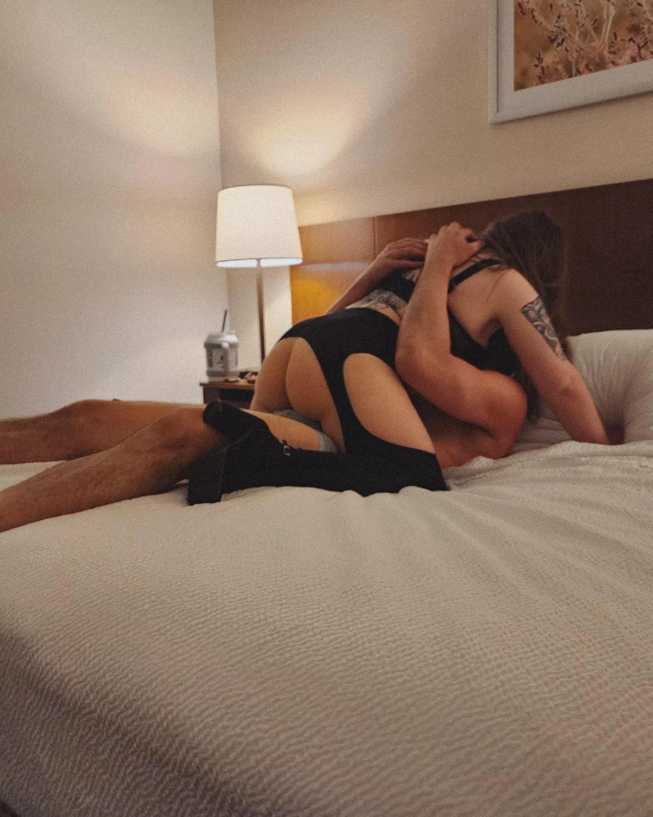 I love to fuck other men while my husband takes photos 😏