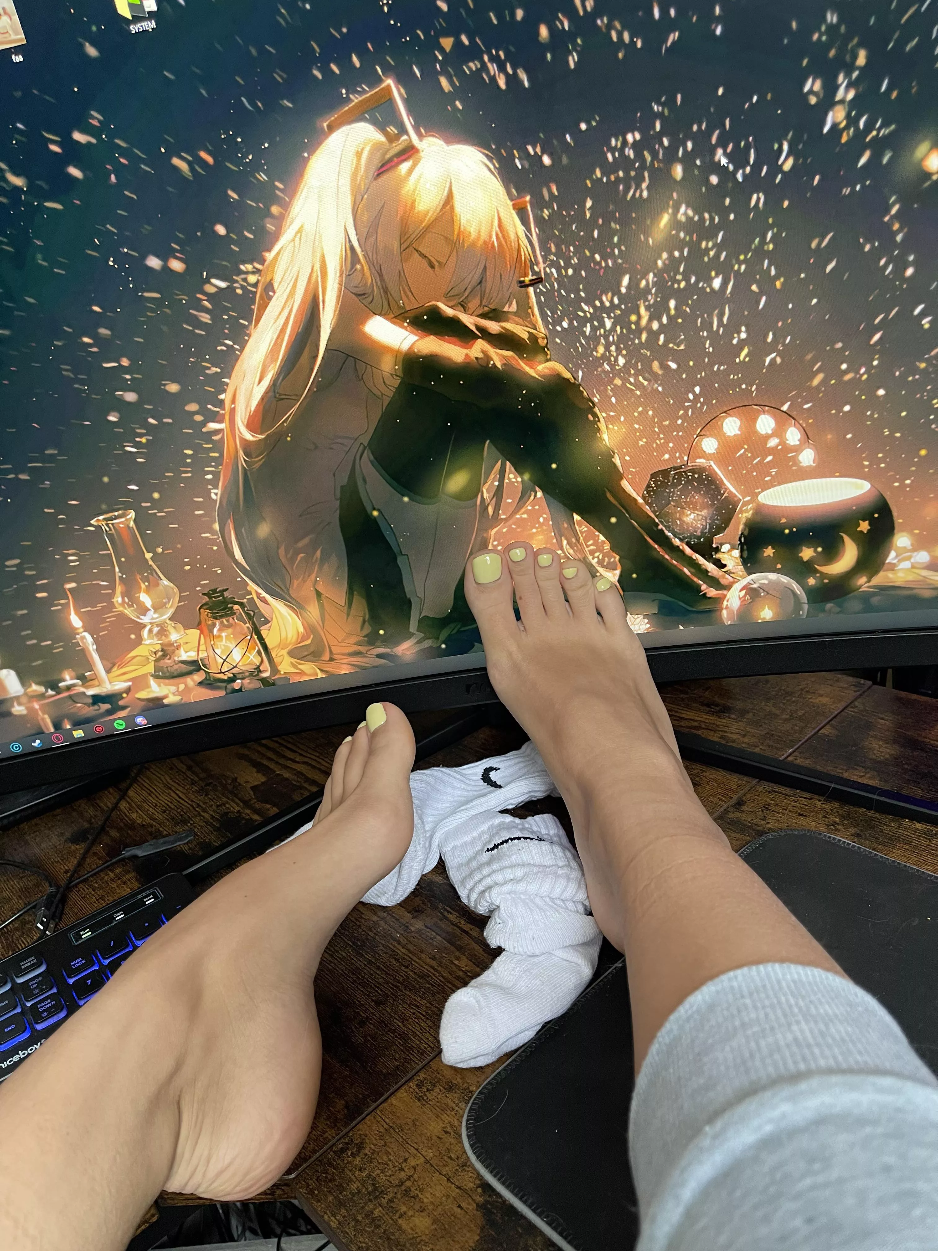 Sometimes you need to relax your feet like this.. take off sweaty socks and just let them be sexy