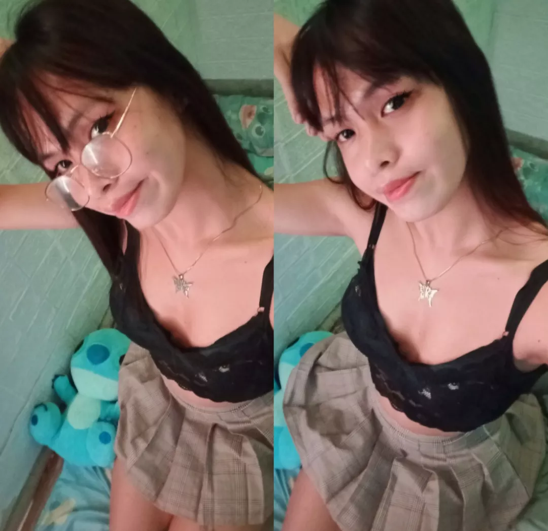 What Do u prefer? With eyeglass or without? 🥵