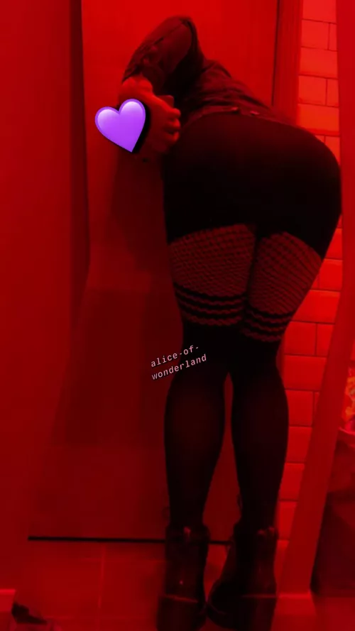 what happens when i’m bending over and you’re seeing red?😈