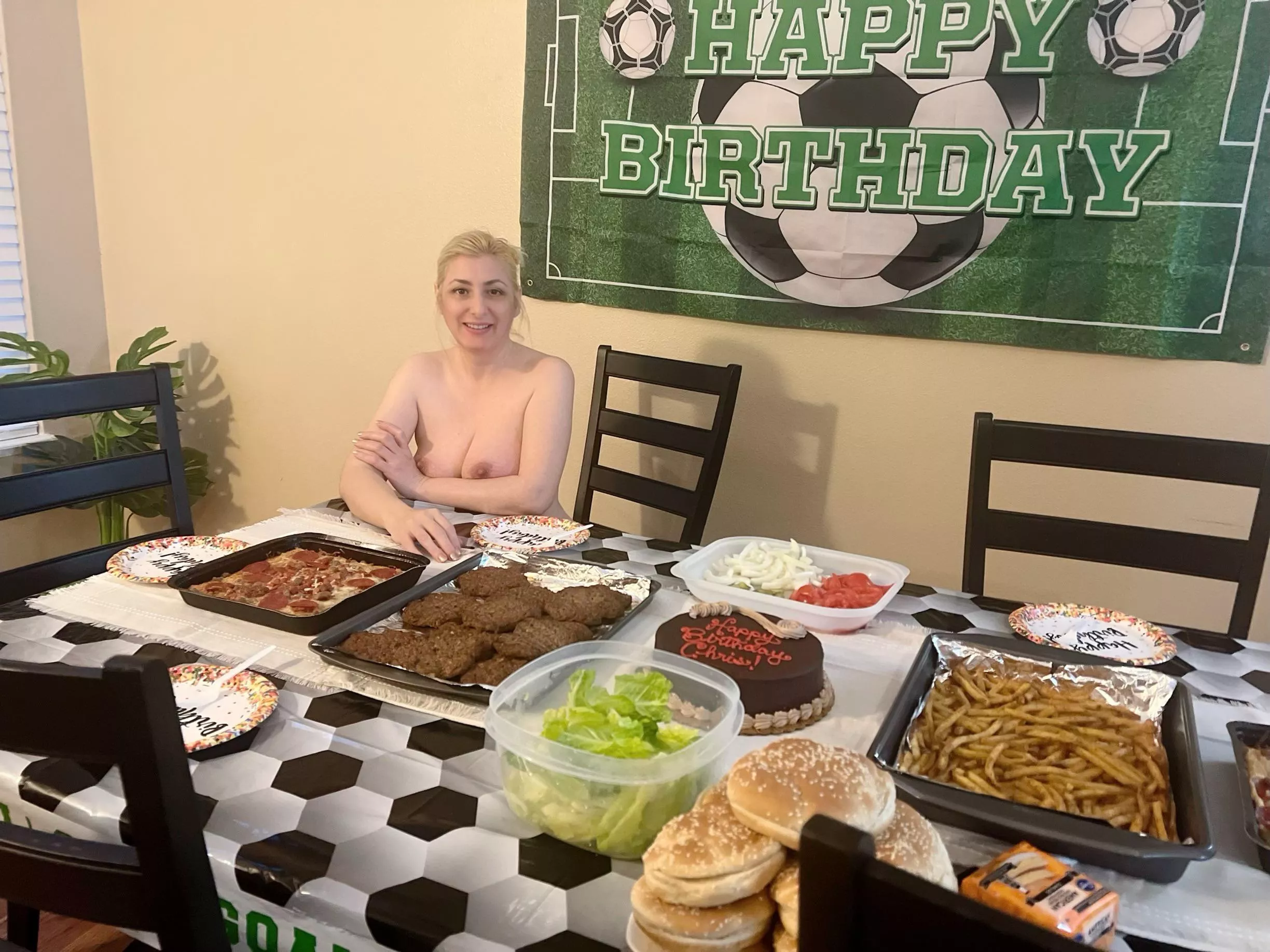 What’s your favorite food❓❓🍔🥗🍕🍟🎂🍫