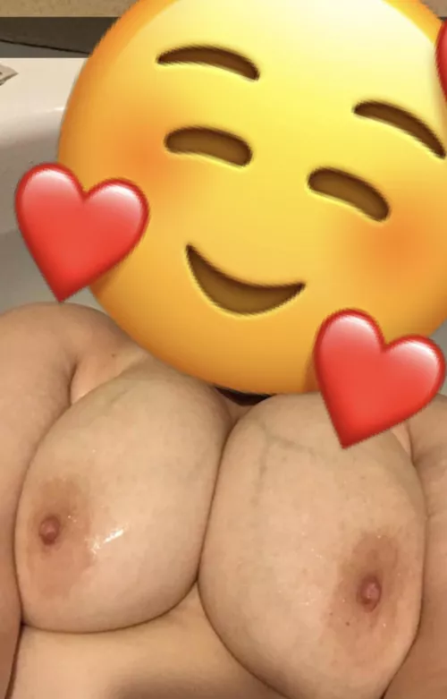 Who wants to put oil on my tits for me 🥰