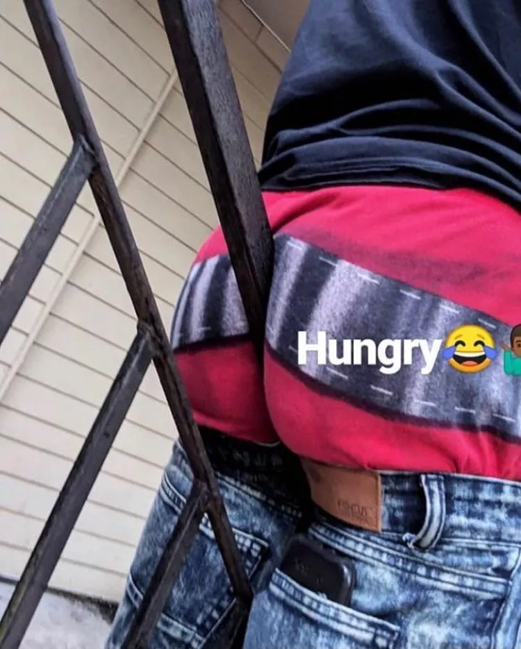 Wow! Look at this hungry, grippy butt eating the stair rails😋