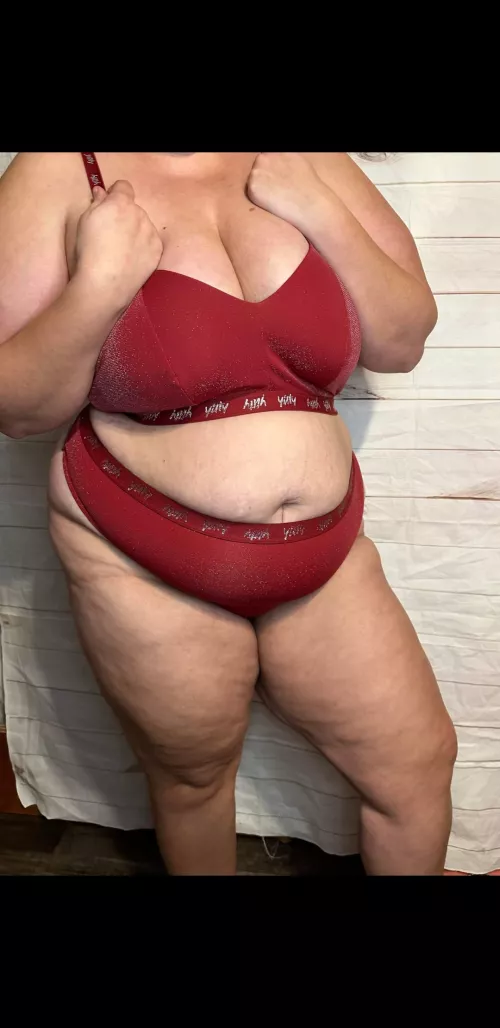 Big tits, cute belly 😍