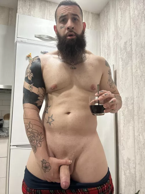 Black coffee or coffee with milk, my love?