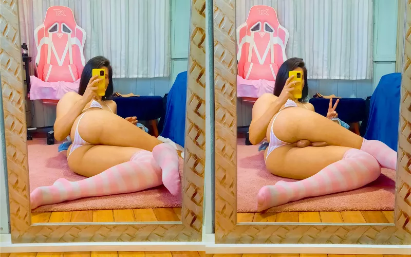 Here's my strawberry cake, would you like to help me add some frosting?🍓🍰