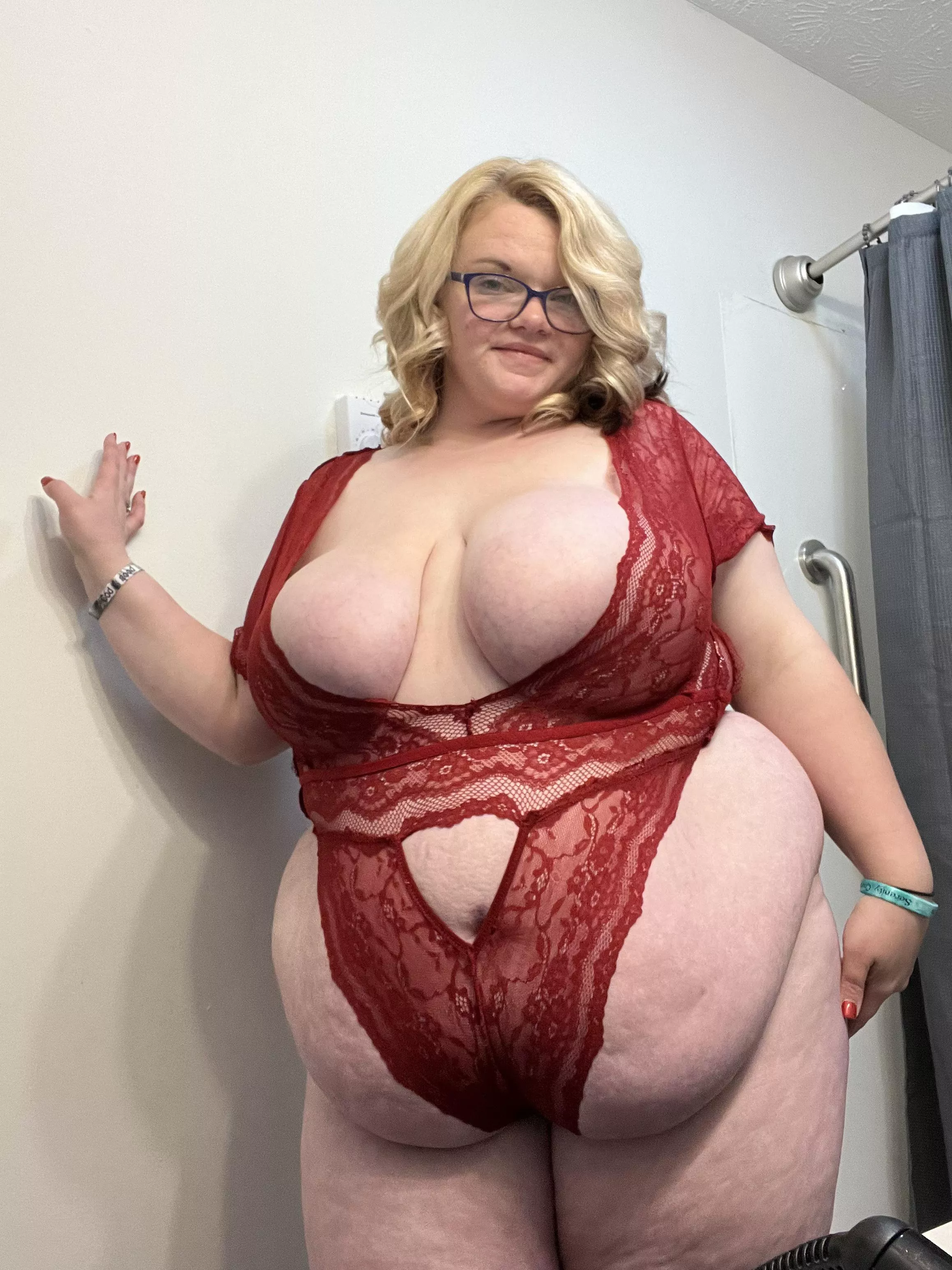 Hi boysss. Don’t be scared, I have no safe word.