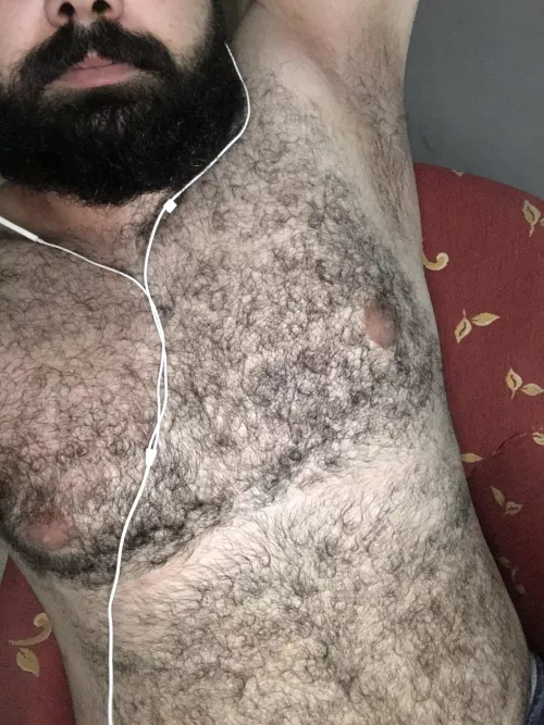 Hi 👋 I’m 193cm tall with hair on all of my body … how want to share me the bed ?