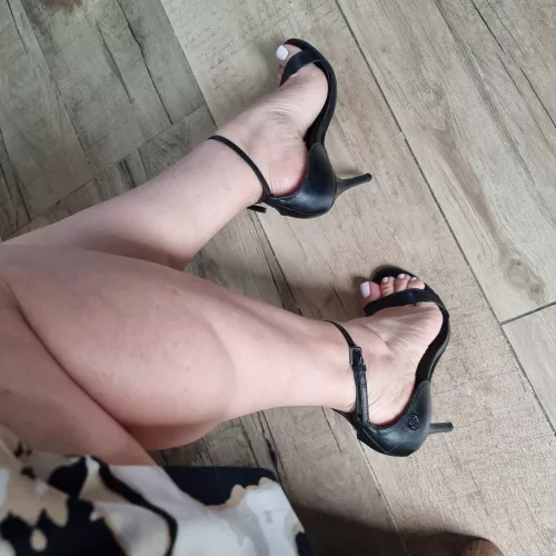 Hola les dejo fotos de mis pies bonita tarde