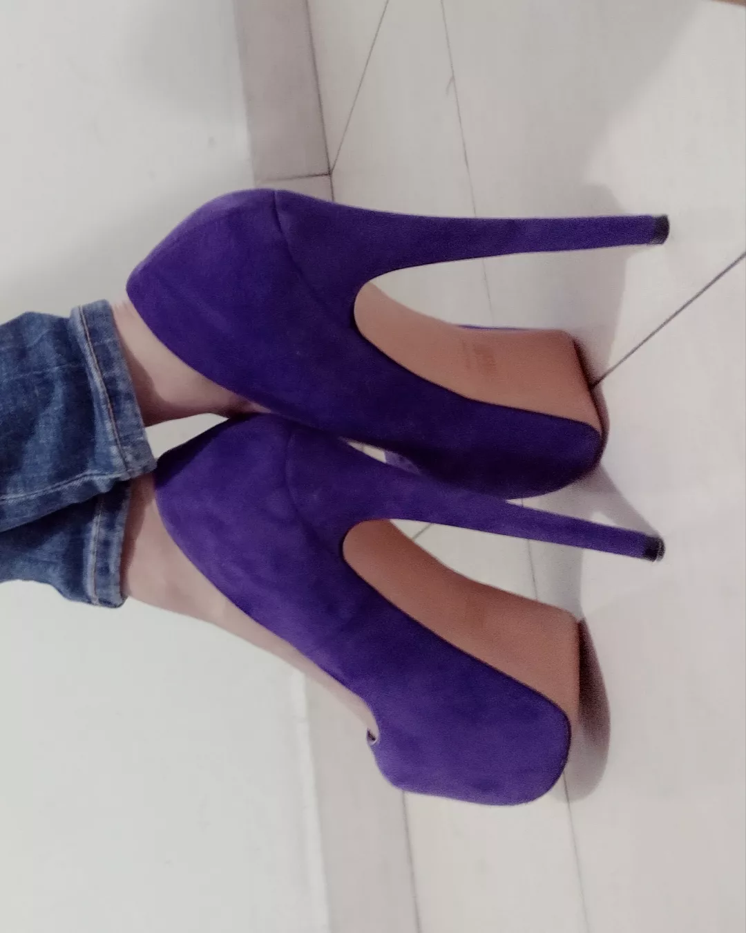 I believe wearing heels and jeans looks very casual and 🥰 (oc) f 27