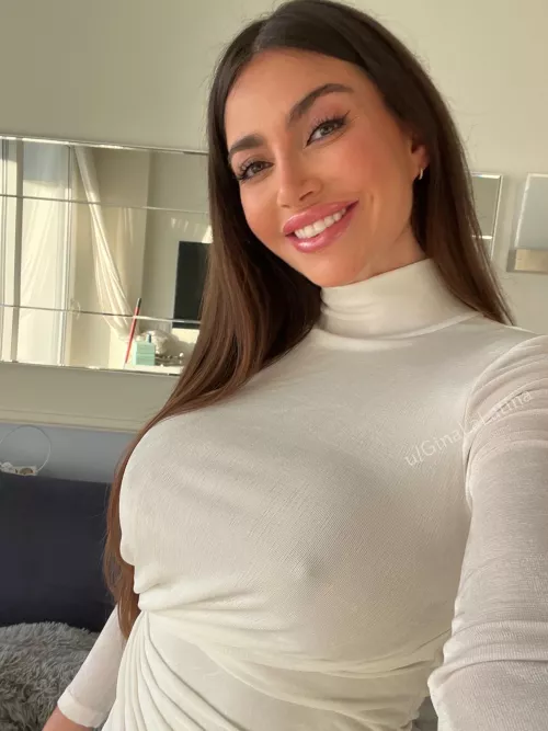 I love to show off my culo y tetas in tight dresses