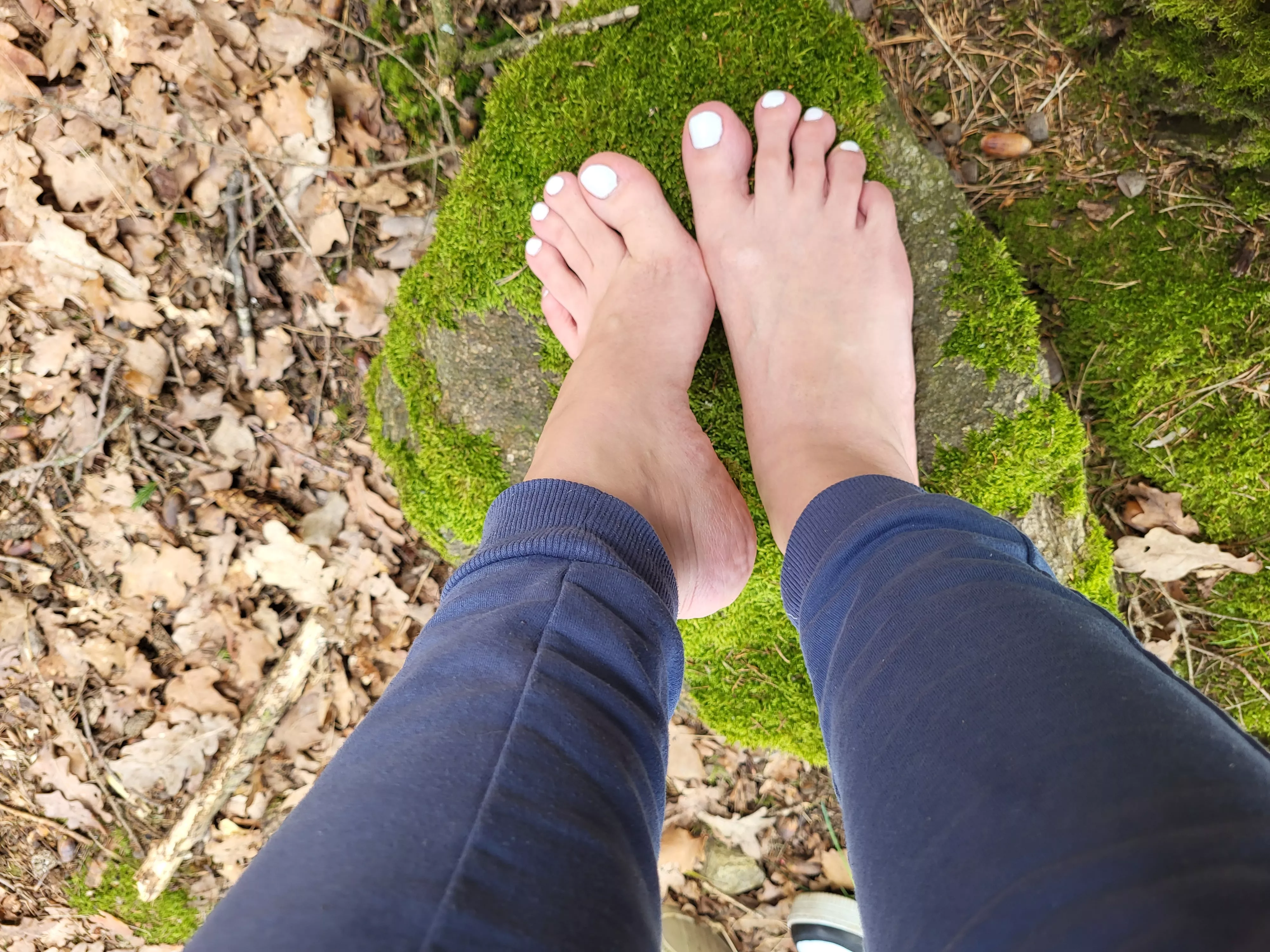 My goddess feet need some good and trustworthy worshippers (OC)