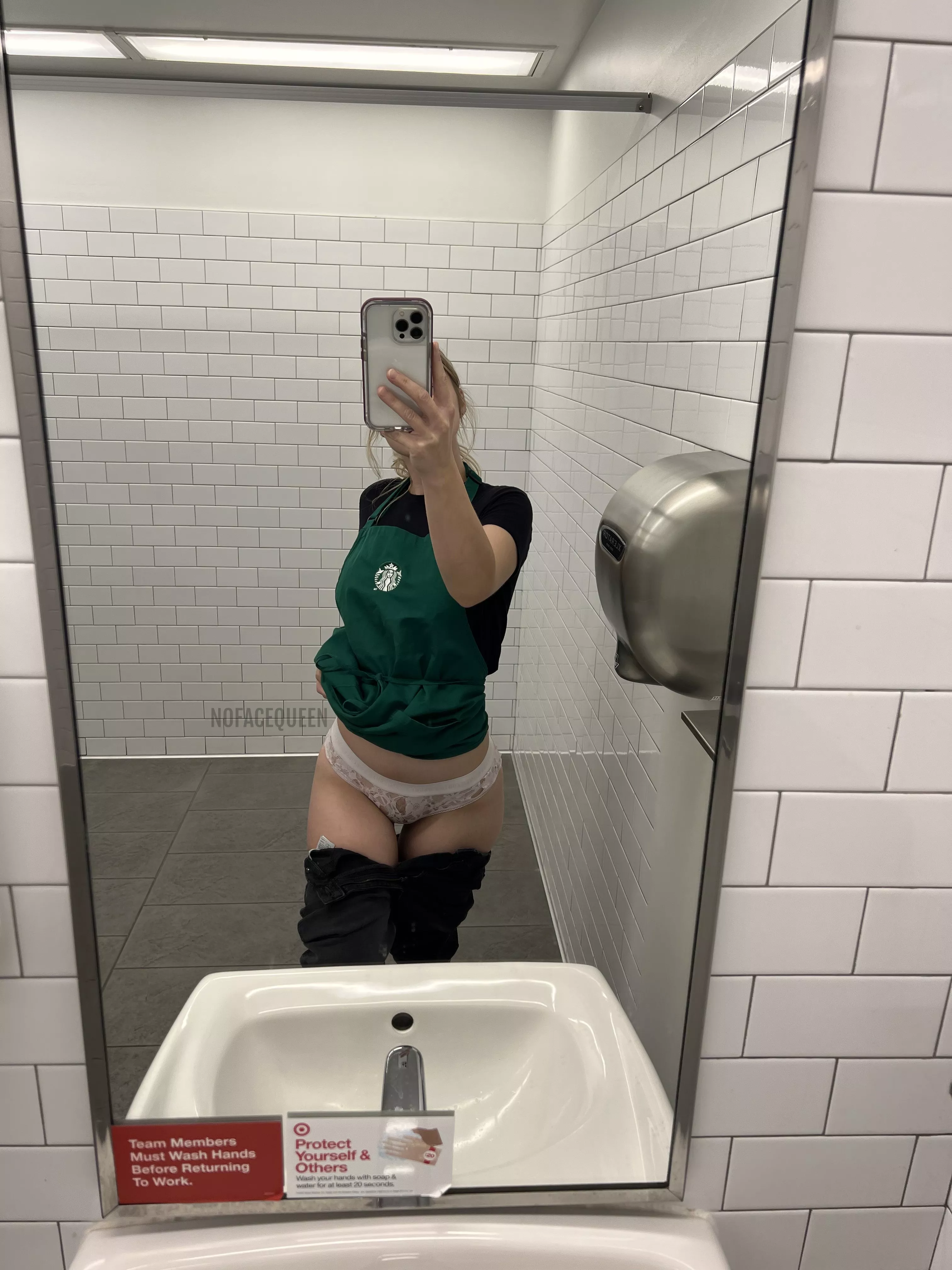 My kitty is hungry and it’s feeding time 😻