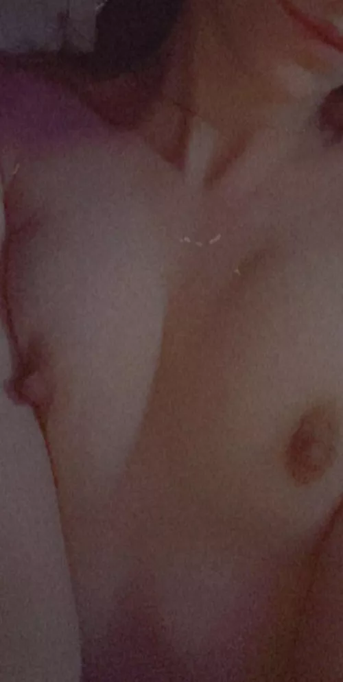 Oilers scored, daddy made me take my top off. Can’t wait till next intermission 😋 (f)