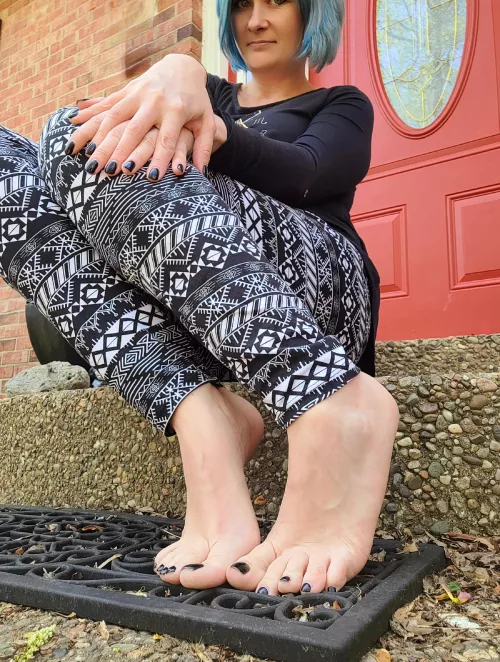 Pointed Outside Toes ;)