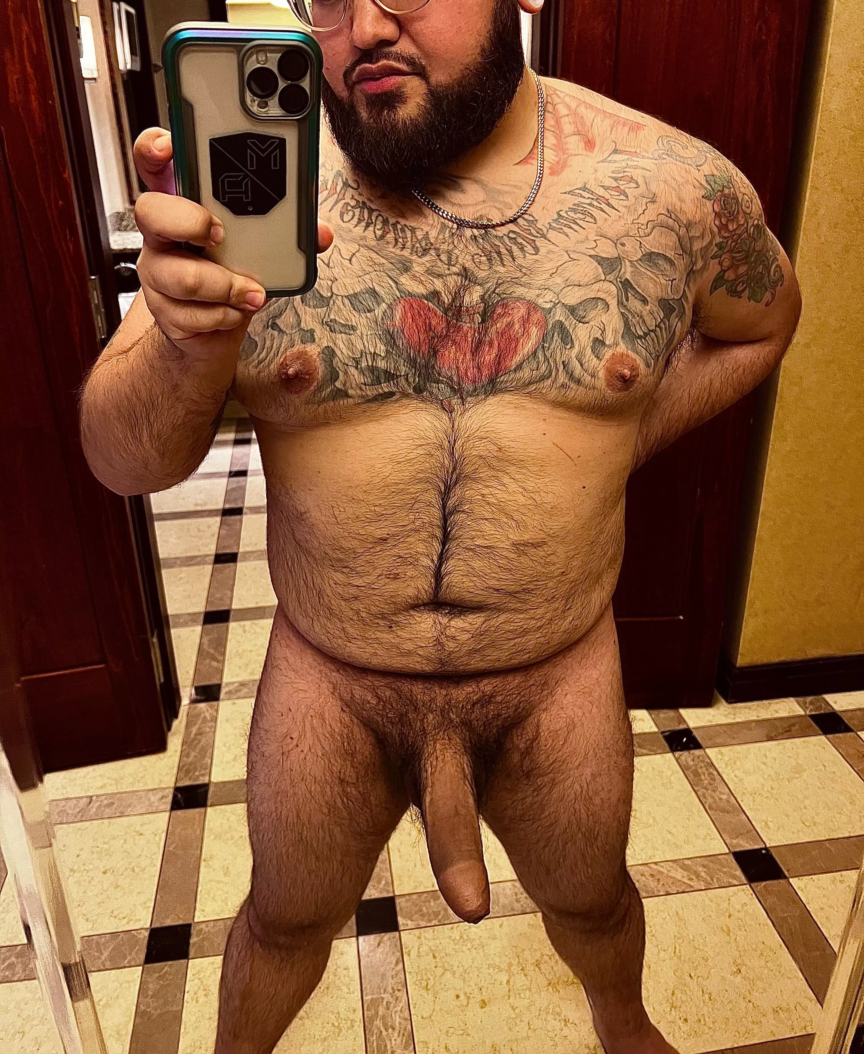 *sigh* all alone on this business trip and I got this suite all to myself 😏