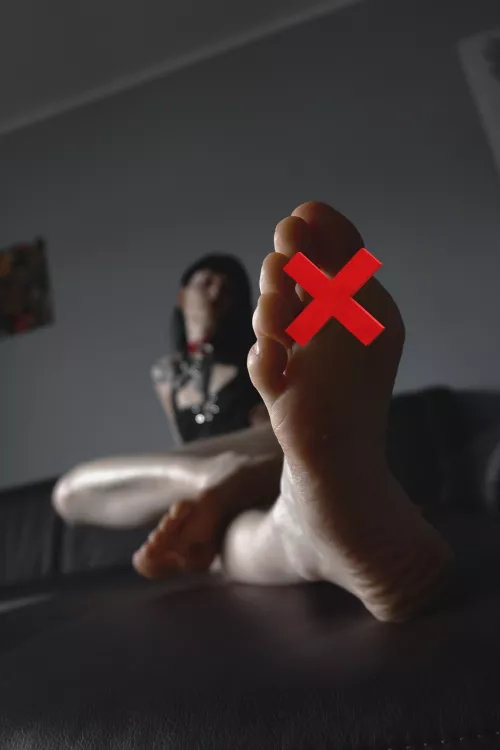 Where are those feet lovers here?! Shie yourself and worship my feet!