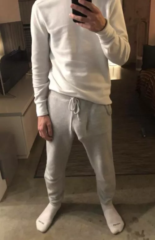 Who else loves grey sweatpants ;)