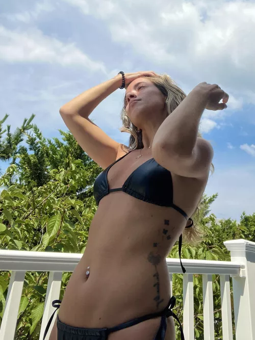 👙💁🏼‍♀️