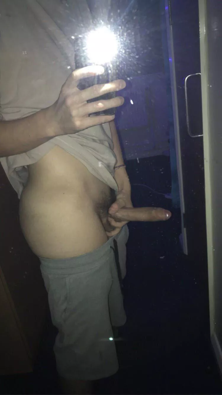 21 m bi UK, in my gf room horny af wanting some ass rn , show me what u got boys - add me - samwillis969