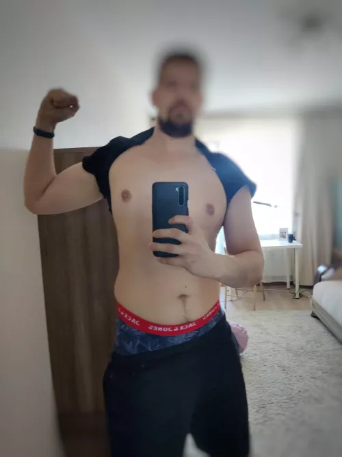 28, canmanbe, I also posses huge dick, slavic bros+, vocal brits+, everyone else++