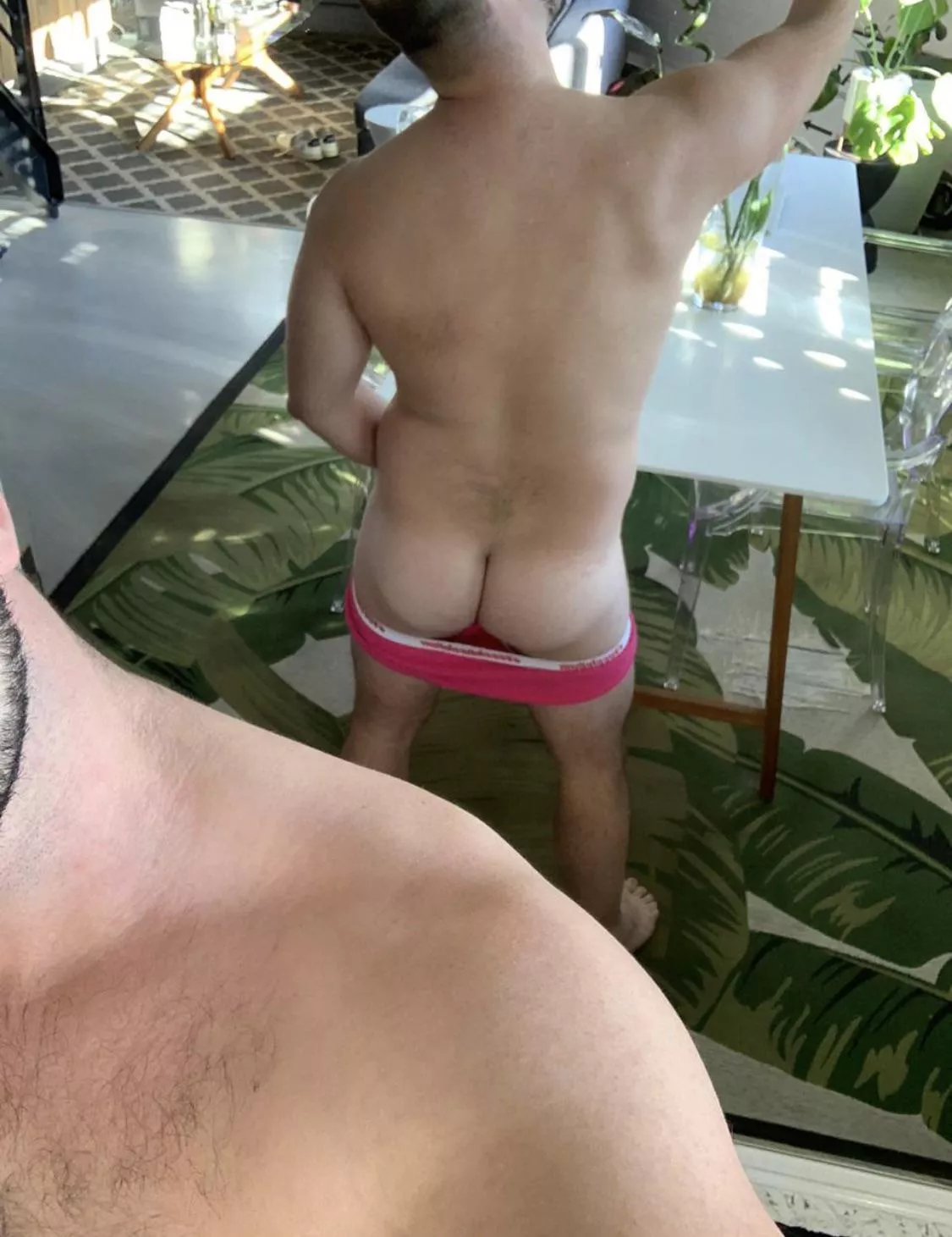 [36] hey guy. Say hi. DMs open