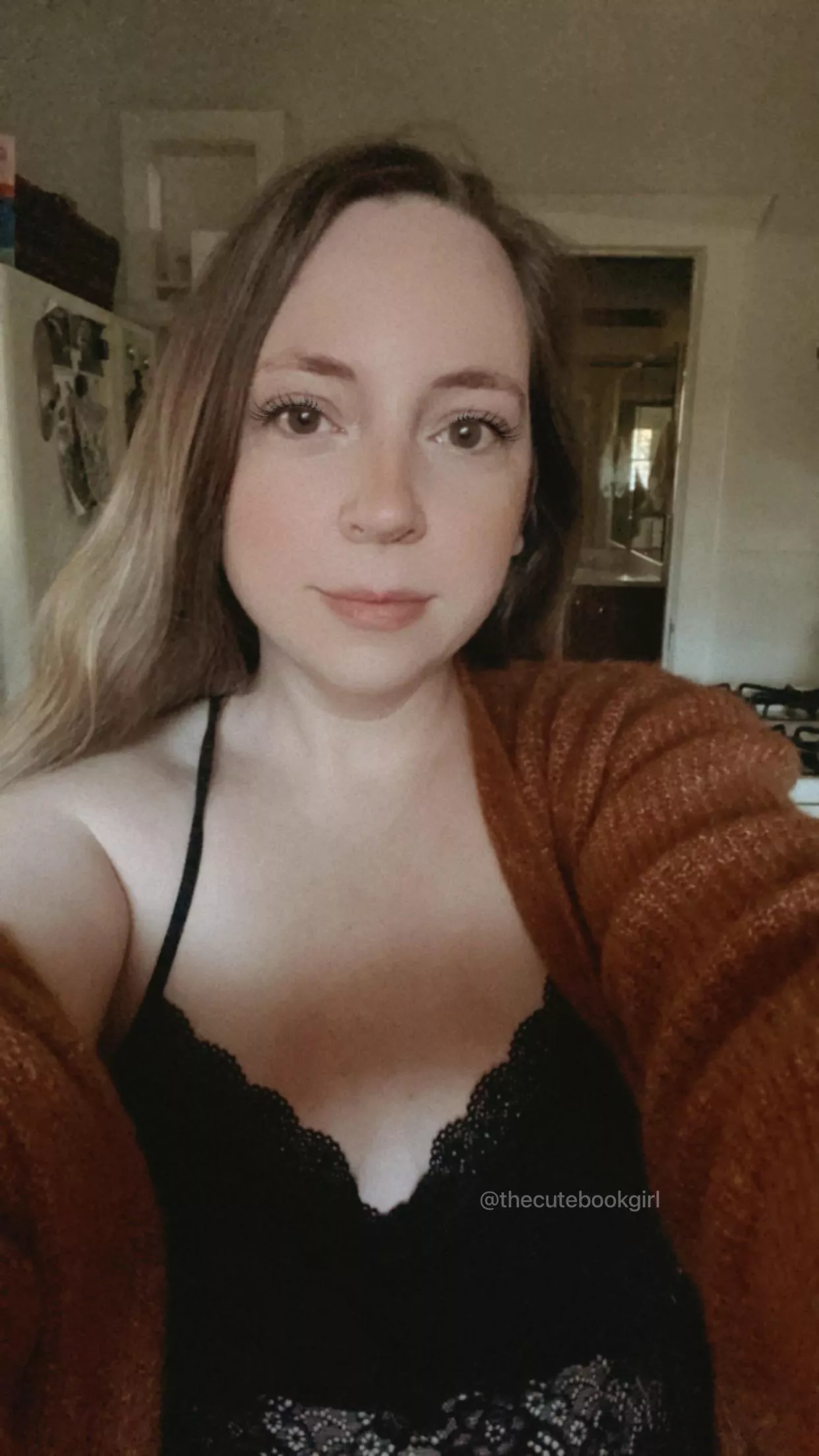 4’11 curvy milf AND a sweet little bookworm 😘