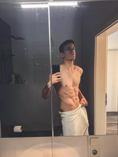 did you notice what's hiding under the towel?