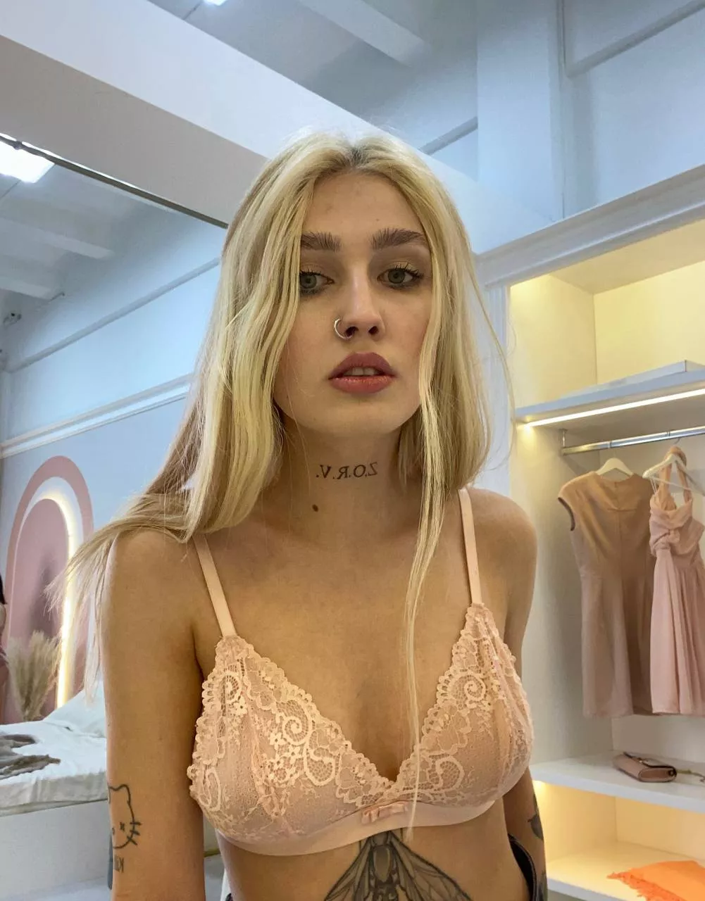 Do you want to know what I have under my bra??😈😏