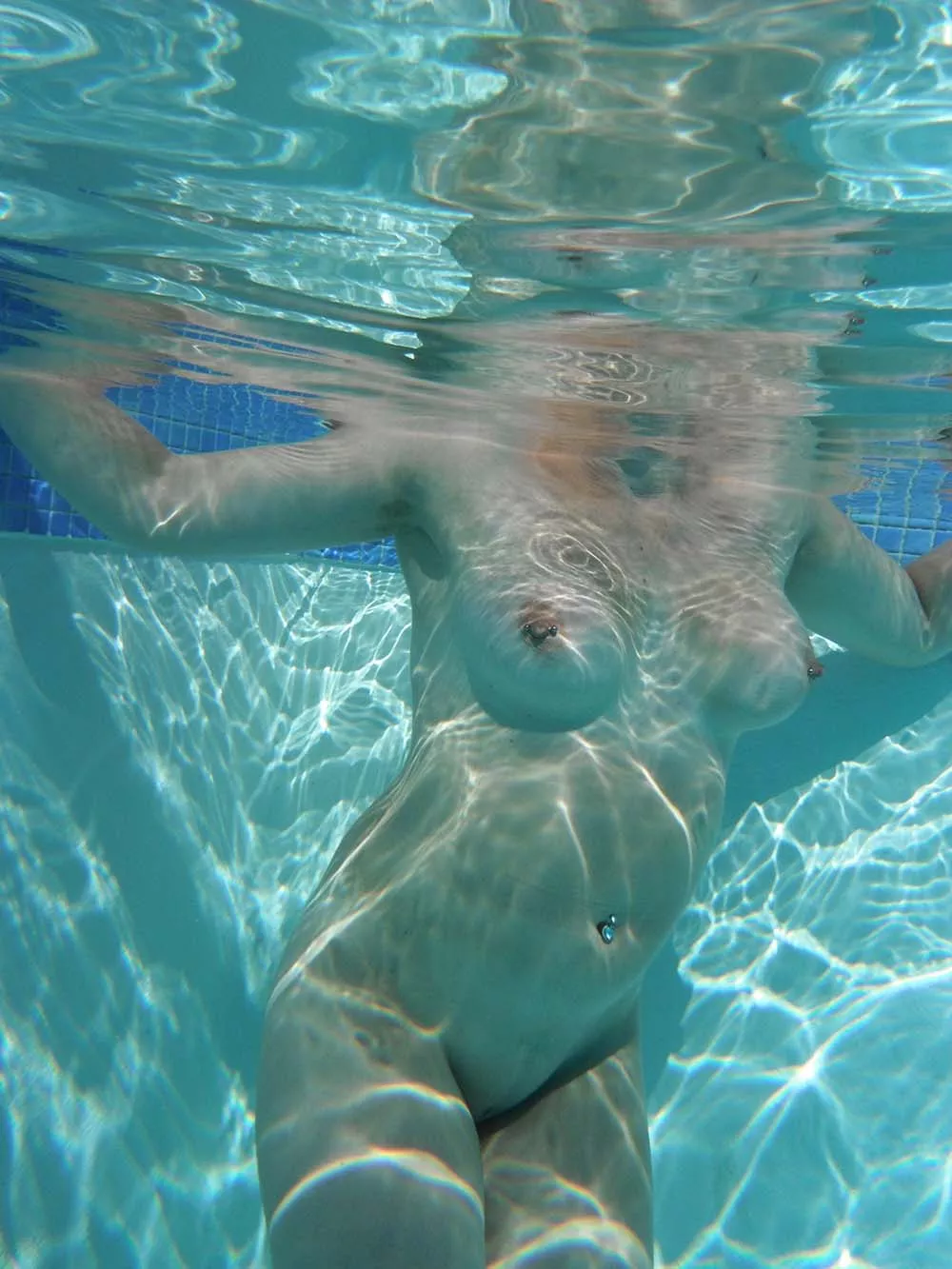 (F49)[49] MILF, always swims naked. Will you get in with me