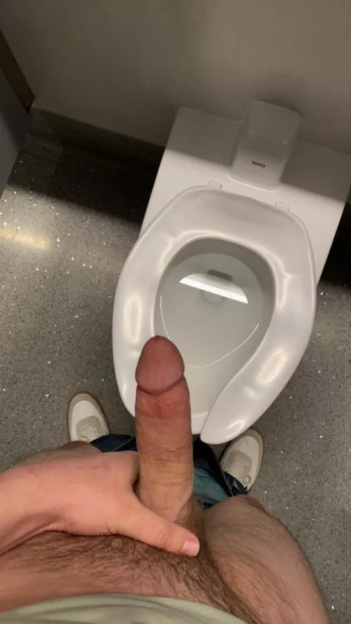 Hard to use the bathroom at the airport like this 😅