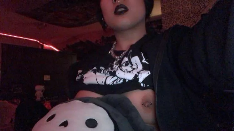 Hope you’d enjoy a pierced goth tit🖤✨😘