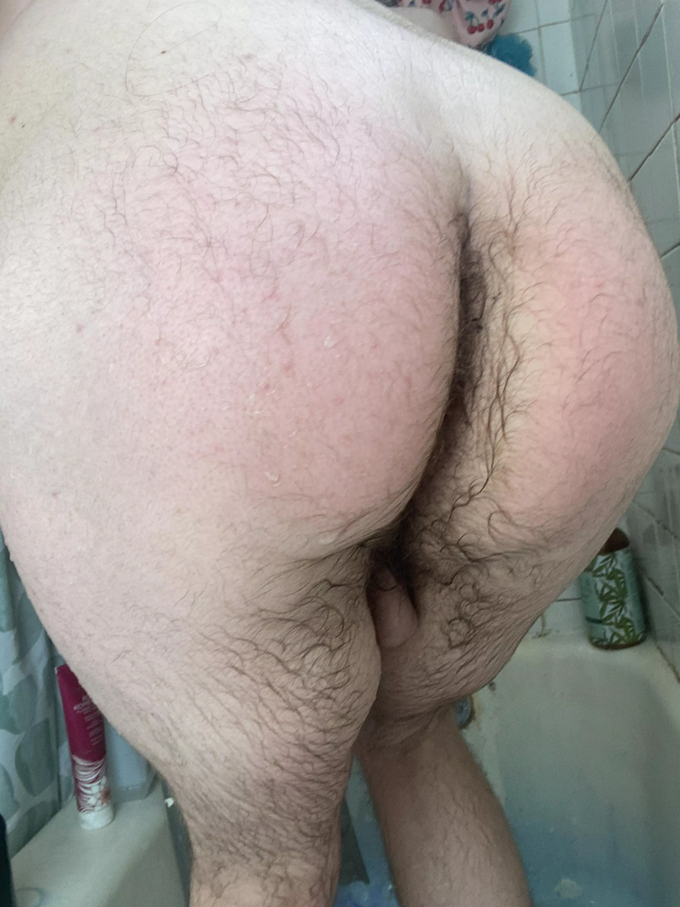 I love showing my hairy body!