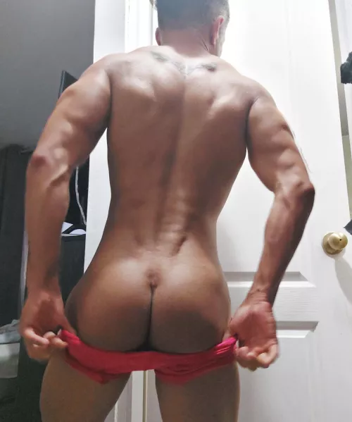 It’s the perfect day to show it 😋🍑