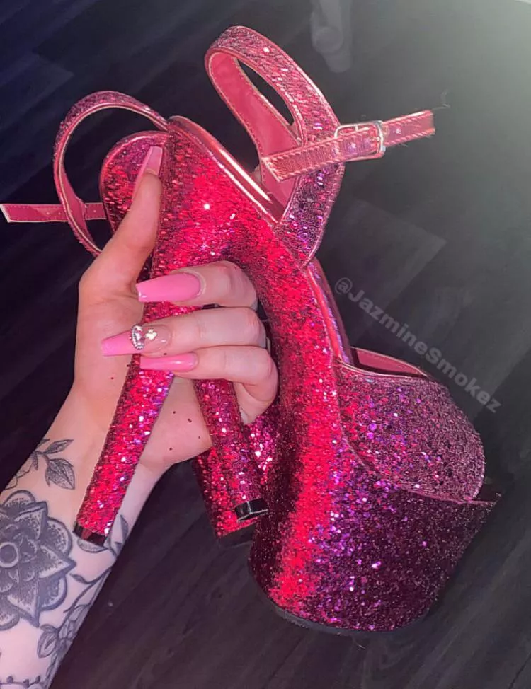 nails to match my heels 🥰