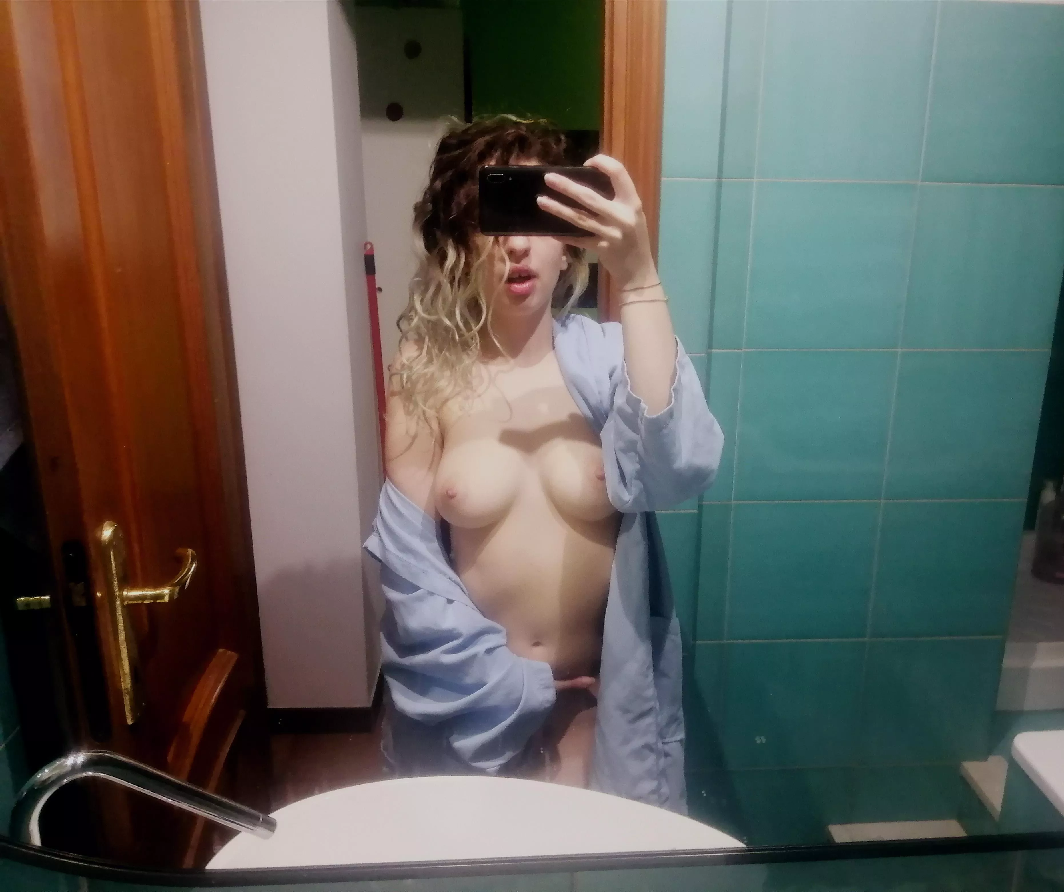 Shower alone is not interesting 🙄🖤