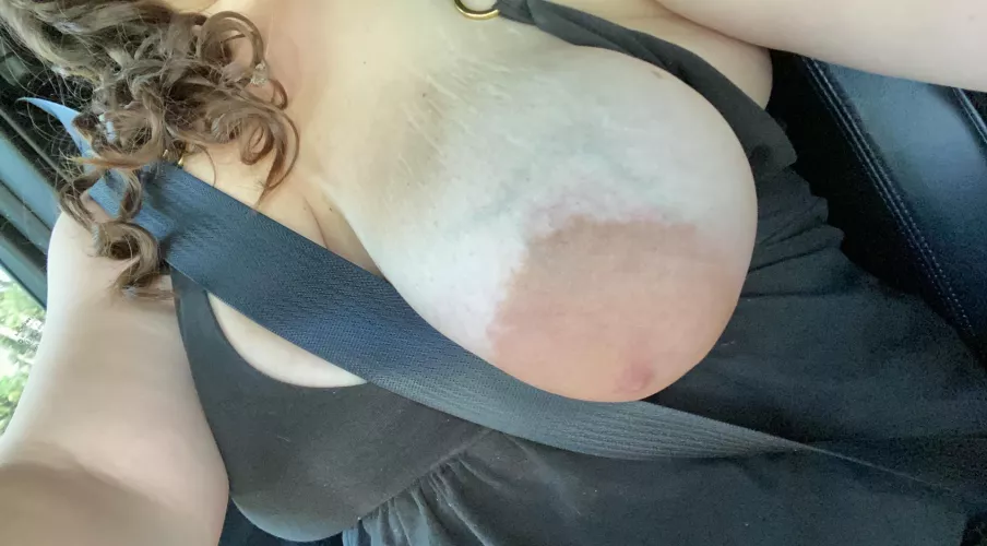 Sunny out and in traffic again.. don’t get too distracted by those next to you😉 💋 Drive safe!