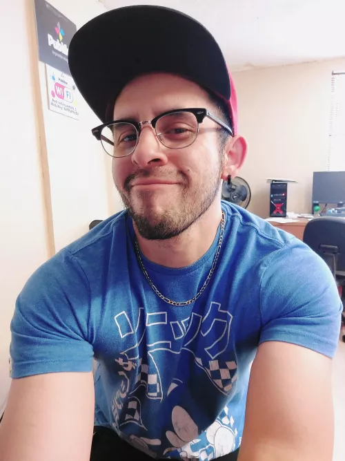 Wednesday!! Can you guess my t-shirt?? (36) gaymers here have a nice day!